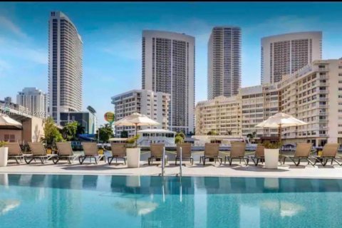 Condominio en venta en Hallandale Beach, Florida, 2 dormitorios, 95.69 m2 № 1856970 - foto 14