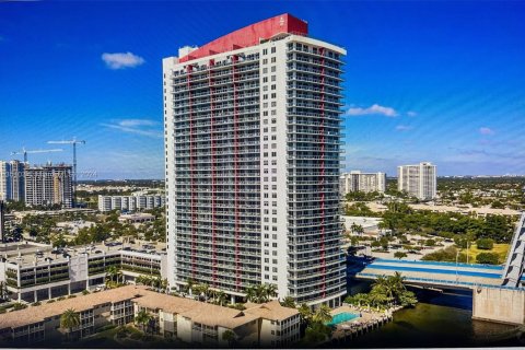 Condominio en venta en Hallandale Beach, Florida, 2 dormitorios, 95.69 m2 № 1856970 - foto 22