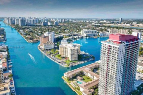 Condominio en venta en Hallandale Beach, Florida, 2 dormitorios, 95.69 m2 № 1856970 - foto 1