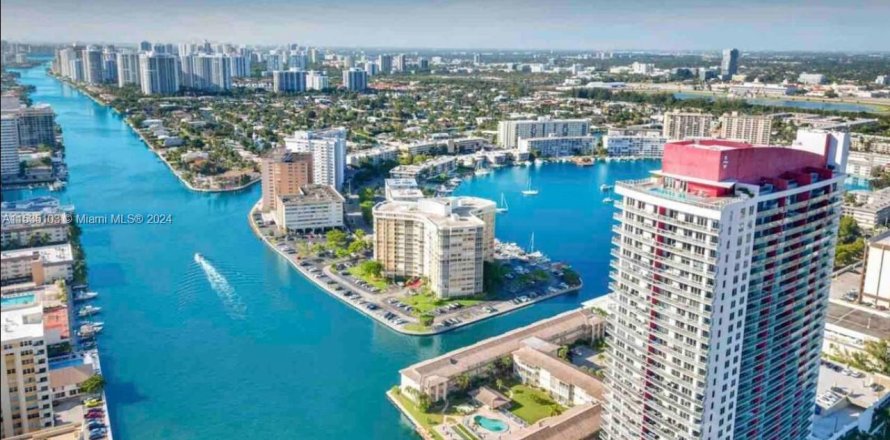 Condominio en Hallandale Beach, Florida, 2 dormitorios  № 1856970