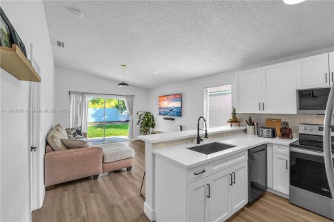 Casa en venta en Miami, Florida, 3 dormitorios, 139.73 m2 № 1806388 - foto 12