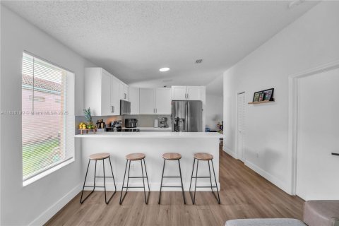 Casa en venta en Miami, Florida, 3 dormitorios, 139.73 m2 № 1806388 - foto 11