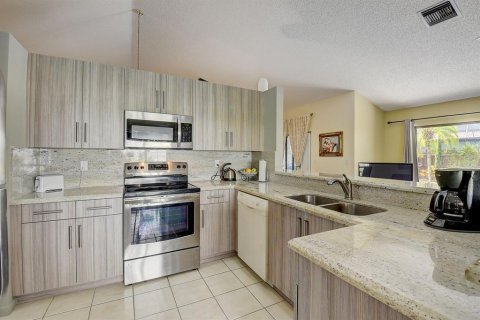 Villa ou maison à louer à Boynton Beach, Floride: 3 chambres, 173.45 m2 № 2184249 - photo 10