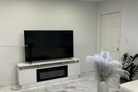 Condo in Hollywood, Florida, 1 bedroom  № 1875467 - photo 10