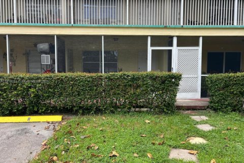 Condo in Hollywood, Florida, 1 bedroom  № 1875467 - photo 3