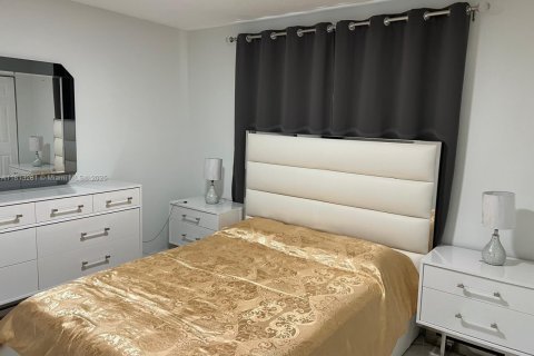 Condo in Hollywood, Florida, 1 bedroom  № 1875467 - photo 21