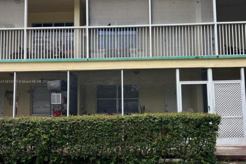 Condo in Hollywood, Florida, 1 bedroom  № 1875467 - photo 4