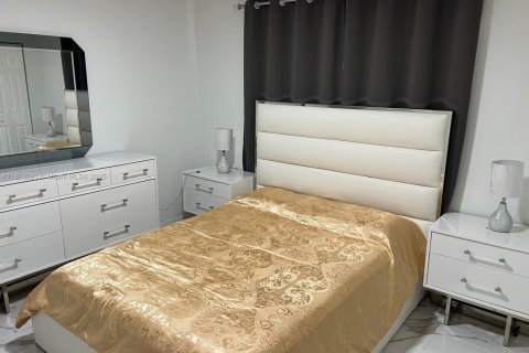 Condo in Hollywood, Florida, 1 bedroom  № 1875467 - photo 23