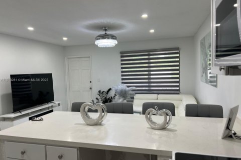 Condo in Hollywood, Florida, 1 bedroom  № 1875467 - photo 13