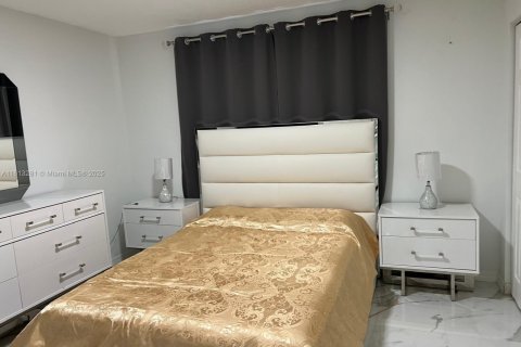 Condo in Hollywood, Florida, 1 bedroom  № 1875467 - photo 18