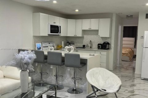 Condo in Hollywood, Florida, 1 bedroom  № 1875467 - photo 1