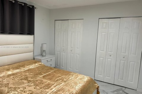Condo in Hollywood, Florida, 1 bedroom  № 1875467 - photo 19
