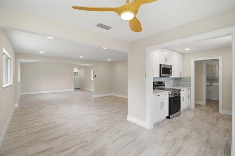 House in Sarasota, Florida 3 bedrooms, 128.21 sq.m. № 2104919 - photo 11