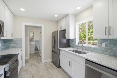 House in Sarasota, Florida 3 bedrooms, 128.21 sq.m. № 2104919 - photo 14