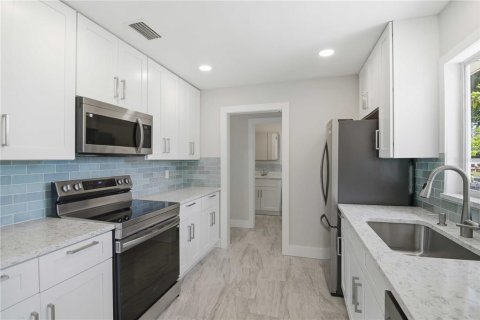 House in Sarasota, Florida 3 bedrooms, 128.21 sq.m. № 2104919 - photo 13