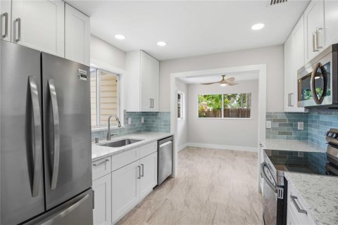 House in Sarasota, Florida 3 bedrooms, 128.21 sq.m. № 2104919 - photo 15