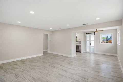 House in Sarasota, Florida 3 bedrooms, 128.21 sq.m. № 2104919 - photo 8