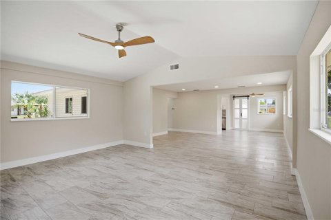 House in Sarasota, Florida 3 bedrooms, 128.21 sq.m. № 2104919 - photo 5