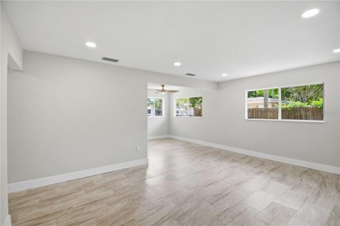 House in Sarasota, Florida 3 bedrooms, 128.21 sq.m. № 2104919 - photo 9