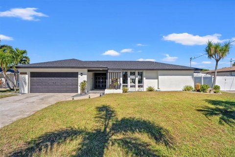 House in Cape Coral, Florida 3 bedrooms, 157.66 sq.m. № 1541052 - photo 2