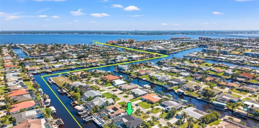 House in Cape Coral, Florida 3 bedrooms, 157.66 sq.m. № 1541052