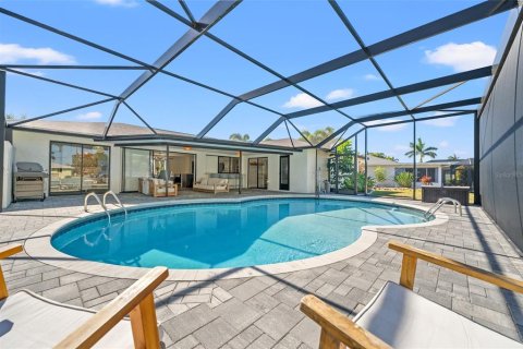 House in Cape Coral, Florida 3 bedrooms, 157.66 sq.m. № 1541052 - photo 22