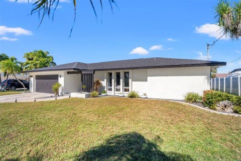 House in Cape Coral, Florida 3 bedrooms, 157.66 sq.m. № 1541052 - photo 3