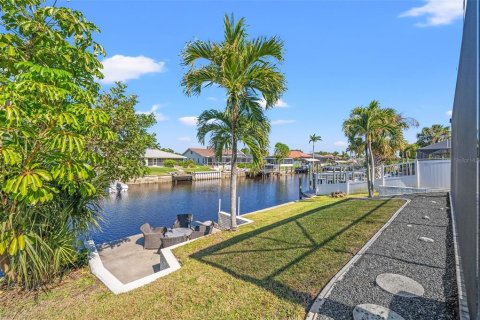 House in Cape Coral, Florida 3 bedrooms, 157.66 sq.m. № 1541052 - photo 24