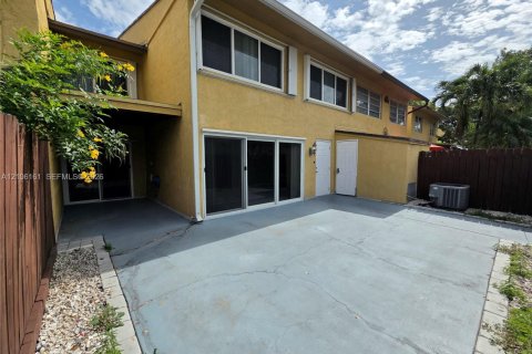 Copropriété à louer à Miami, Floride: 3 chambres, 171.87 m2 № 2414832 - photo 2