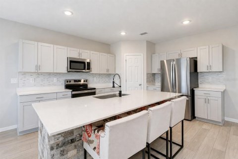 House in Wesley Chapel, Florida 5 bedrooms, 279.73 sq.m. № 2318527 - photo 6