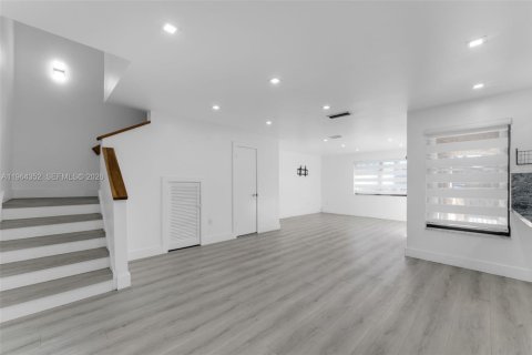 Adosado en venta en Miami, Florida, 2 dormitorios, 124.49 m2 № 2027828 - foto 6