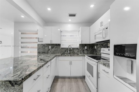 Adosado en venta en Miami, Florida, 2 dormitorios, 124.49 m2 № 2027828 - foto 8