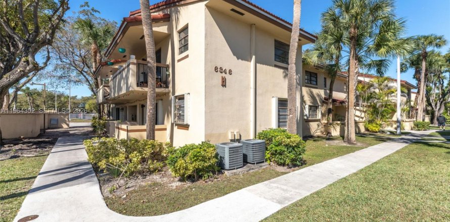 Adosado en Miami, Florida 2 dormitorios, 124.49 m2 № 2027828