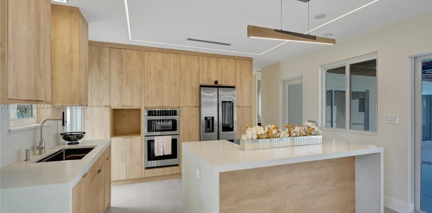 House in Hollywood, Florida 4 bedrooms, 230.12 sq.m. № 1836205
