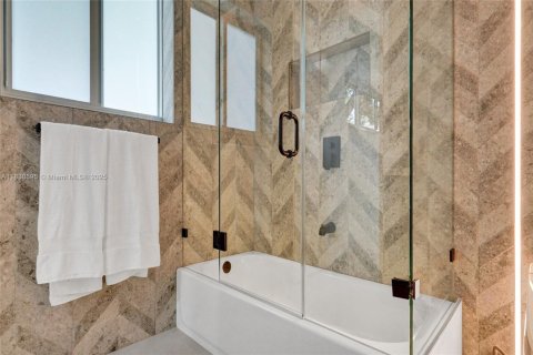 House in Hollywood, Florida 4 bedrooms, 230.12 sq.m. № 1836205 - photo 12