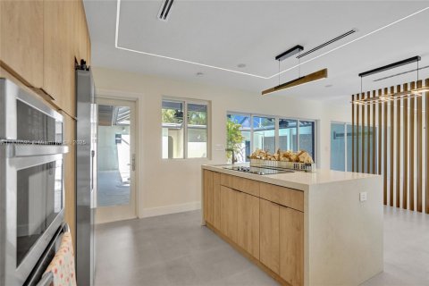 House in Hollywood, Florida 4 bedrooms, 230.12 sq.m. № 1836205 - photo 2