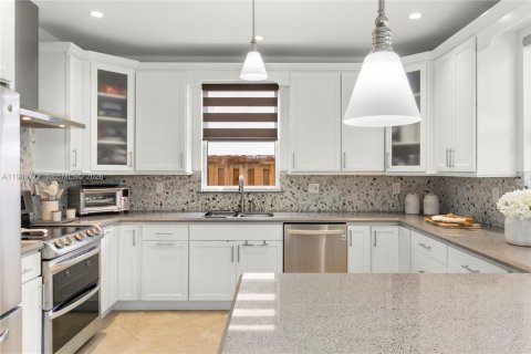 Touwnhouse à vendre à Miami, Floride: 4 chambres, 182 m2 № 2002945 - photo 18