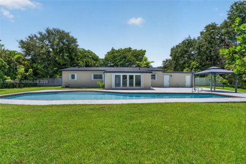 Villa ou maison à louer à Pinecrest, Floride: 3 chambres, 141.77 m2 № 2292155 - photo 2
