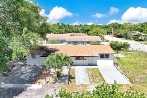 Commercial property in Miami, Florida 133.78 sq.m. № 1973400 - photo 1