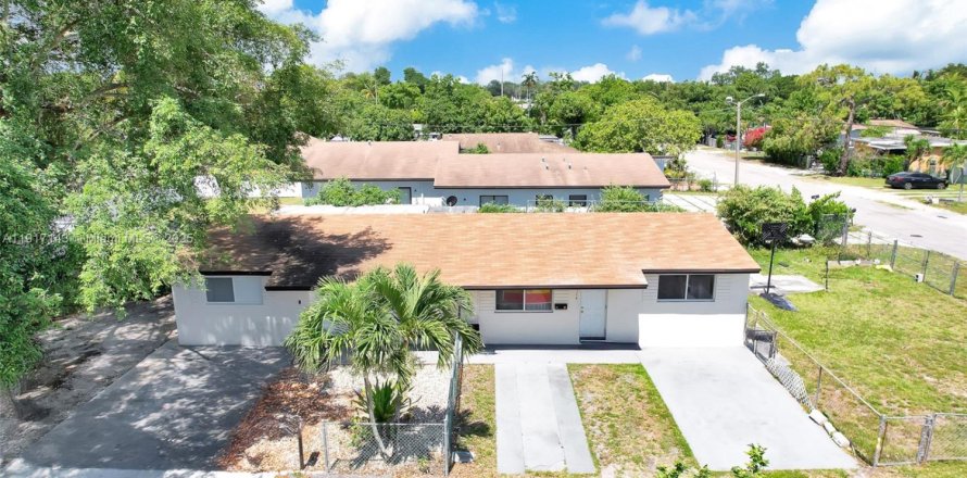 Commercial property in Miami, Florida 133.78 sq.m. № 1973400