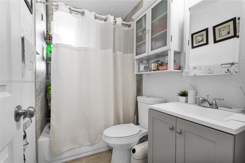 Commercial property in Miami, Florida 133.78 sq.m. № 1973400 - photo 7