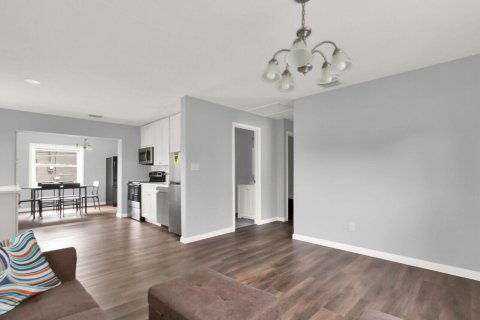 House in St. Lucie, Florida 4 bedrooms, 164.25 sq.m. № 2275181 - photo 4