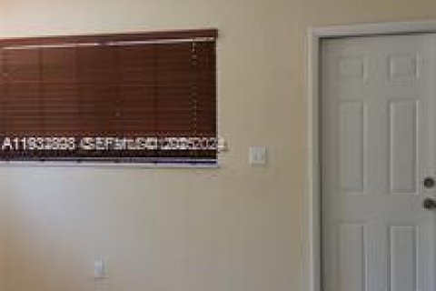 Снять в аренду виллу или дом в Норт-Майами, Флорида 1 спальня, 65.03м2, № 1991692 - фото 2