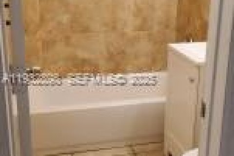 Снять в аренду виллу или дом в Норт-Майами, Флорида 1 спальня, 65.03м2, № 1991692 - фото 11