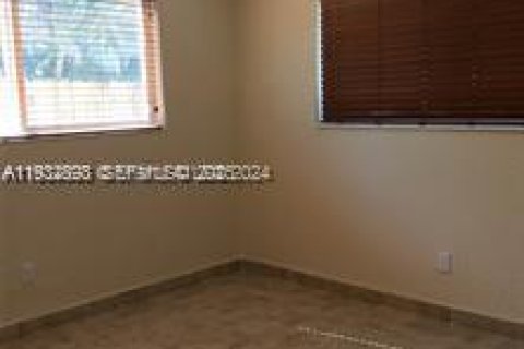 Снять в аренду виллу или дом в Норт-Майами, Флорида 1 спальня, 65.03м2, № 1991692 - фото 3