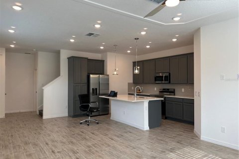 Townhouse in Winter Garden, Florida 4 bedrooms, 178.37 sq.m. № 1915085 - photo 3