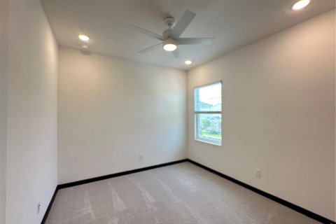 Townhouse in Winter Garden, Florida 4 bedrooms, 178.37 sq.m. № 1915085 - photo 16