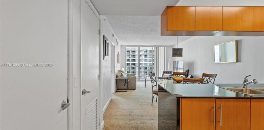 Condominio en Miami, Florida, 1 dormitorio  № 1864696
