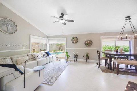 Casa en venta en Pembroke Pines, Florida, 2 dormitorios, 115.38 m2 № 1881741 - foto 1