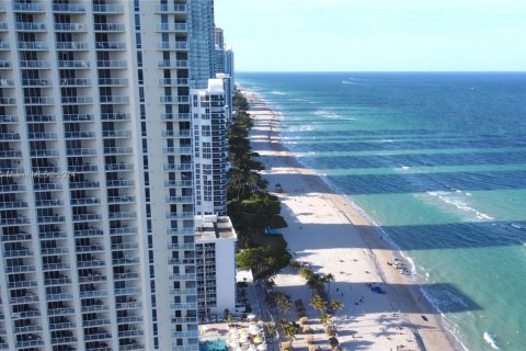 Copropriété à louer à Sunny Isles Beach, Floride: 2 chambres, 117.61 m2 № 1867773 - photo 1